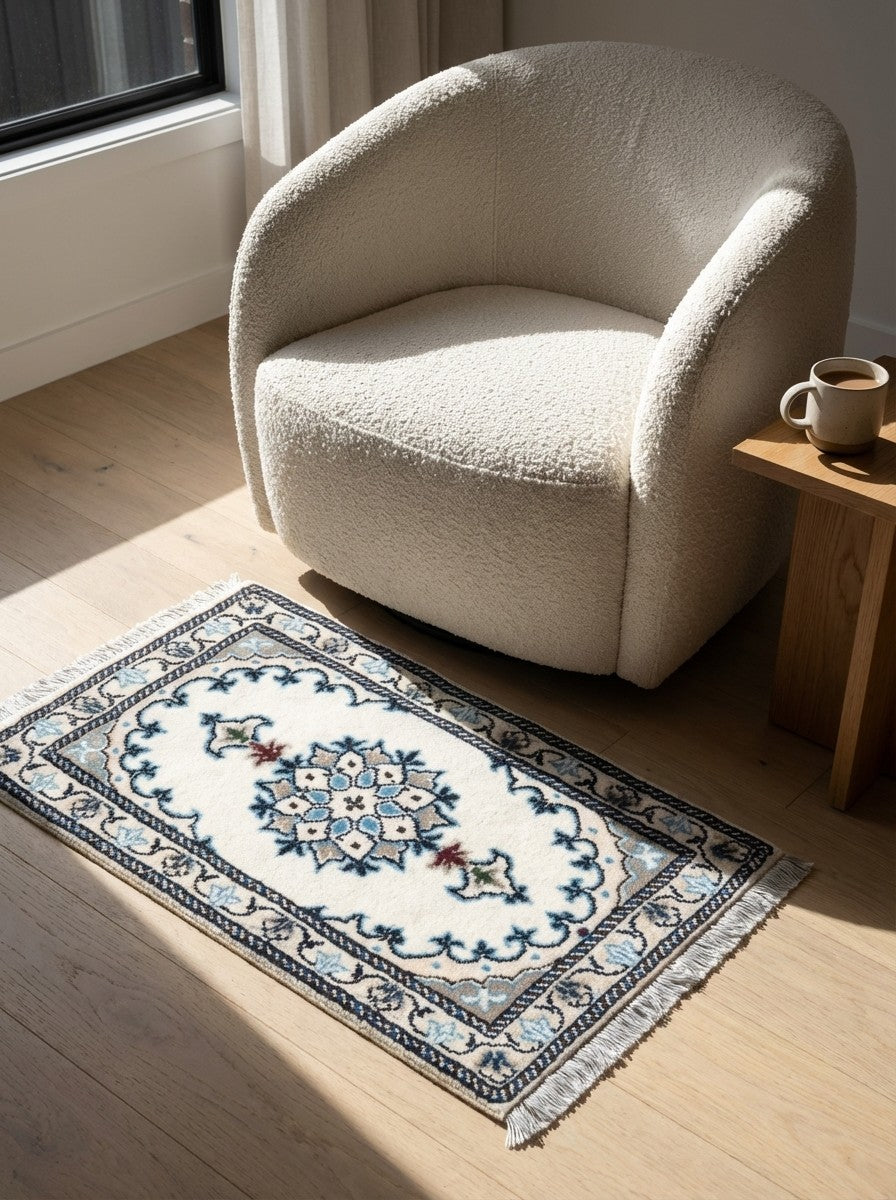 Nain 12La — Hand-knotted, 39x65 cm, Beige, 100% Virgin Wool | Detail view
