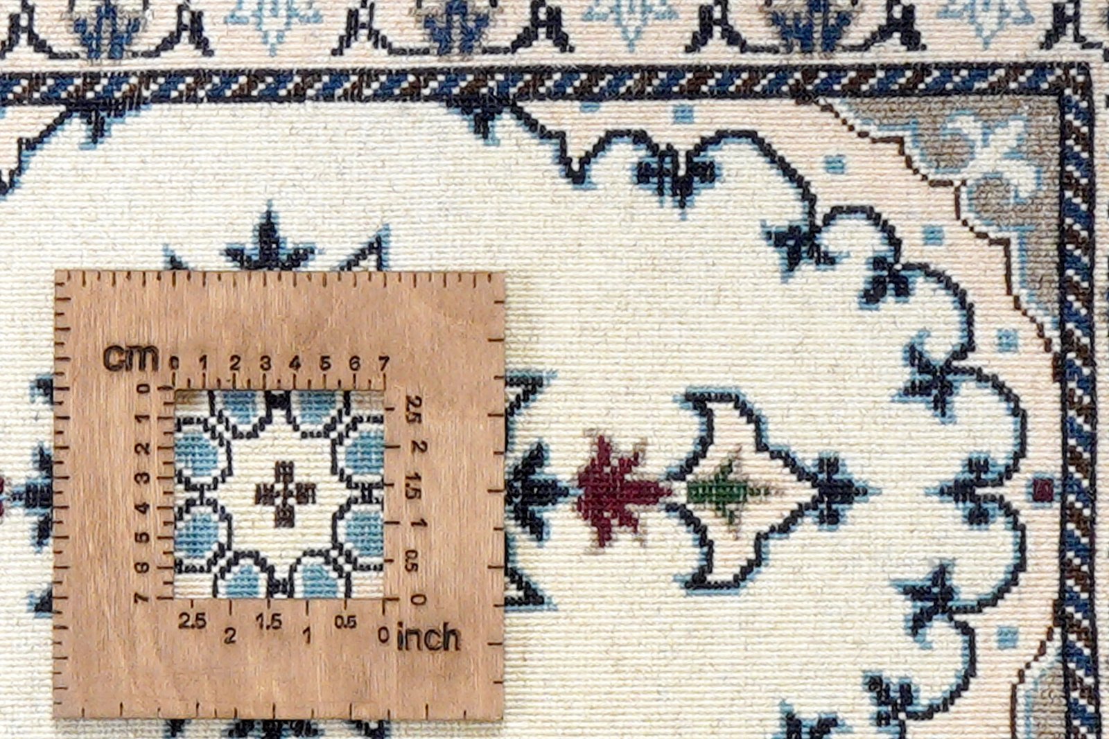 Nain 12La — Hand-knotted, 39x65 cm, Beige, 100% Virgin Wool | View 8