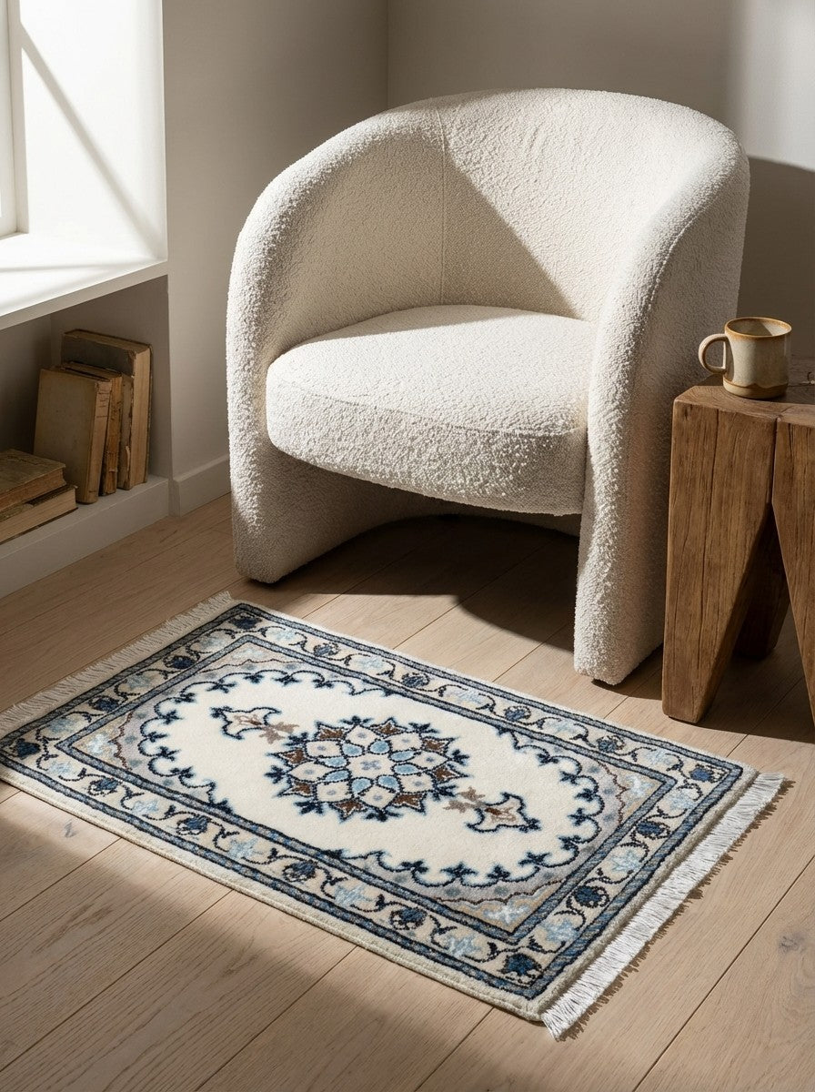 Nain 12La — Hand-knotted, 40x59 cm, Beige, 100% Virgin Wool | Detail view