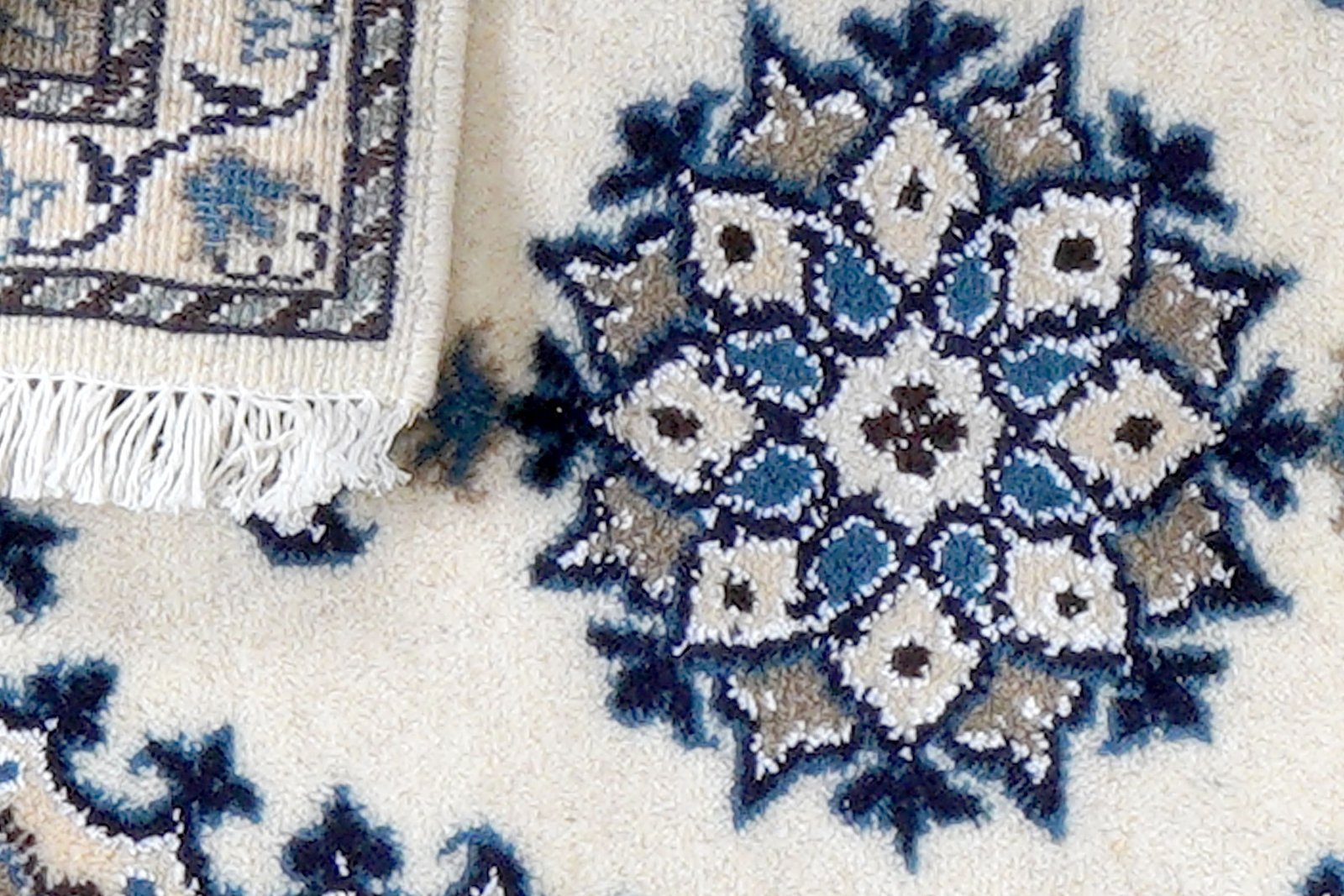 Nain 12La — Hand-knotted, 39x61 cm, Beige, 100% Virgin Wool | View 7