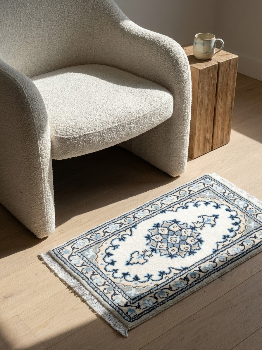 Nain 12La — Hand-knotted, 38x65 cm, Beige, 100% Virgin Wool | Detail view
