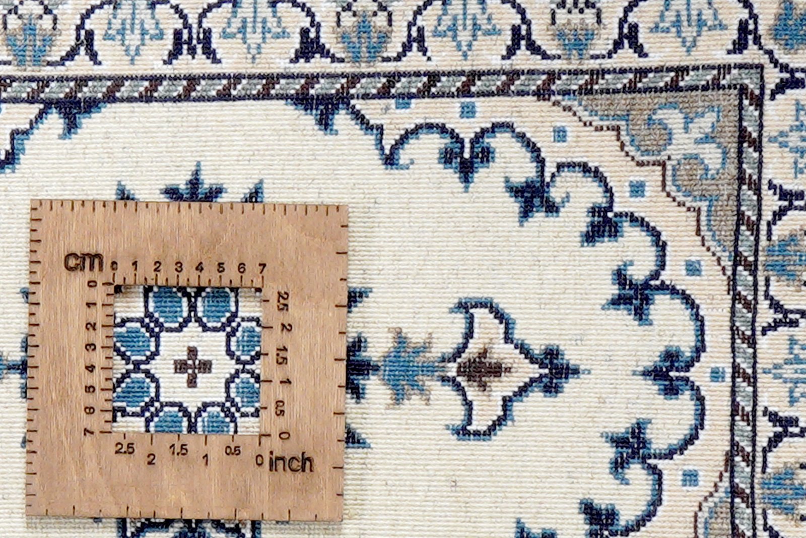 Nain 12La — Hand-knotted, 40x65 cm, Beige, 100% Virgin Wool | View 8