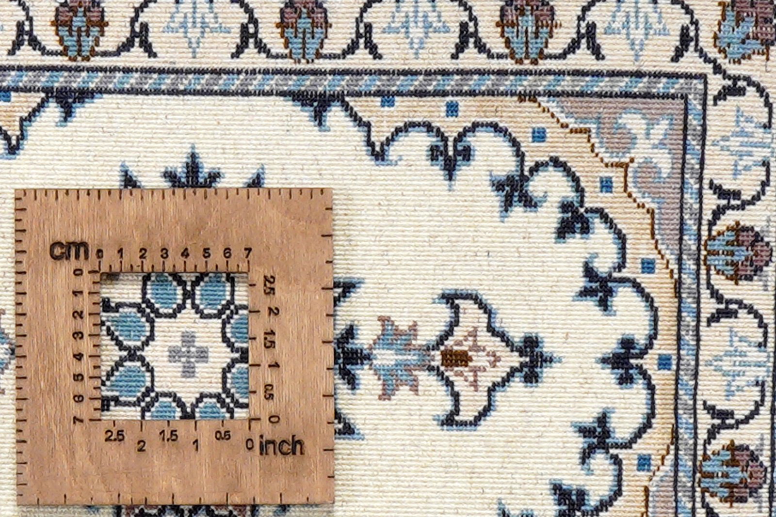 Nain 12La — Hand-knotted, 40x59 cm, Beige, 100% Virgin Wool | View 8