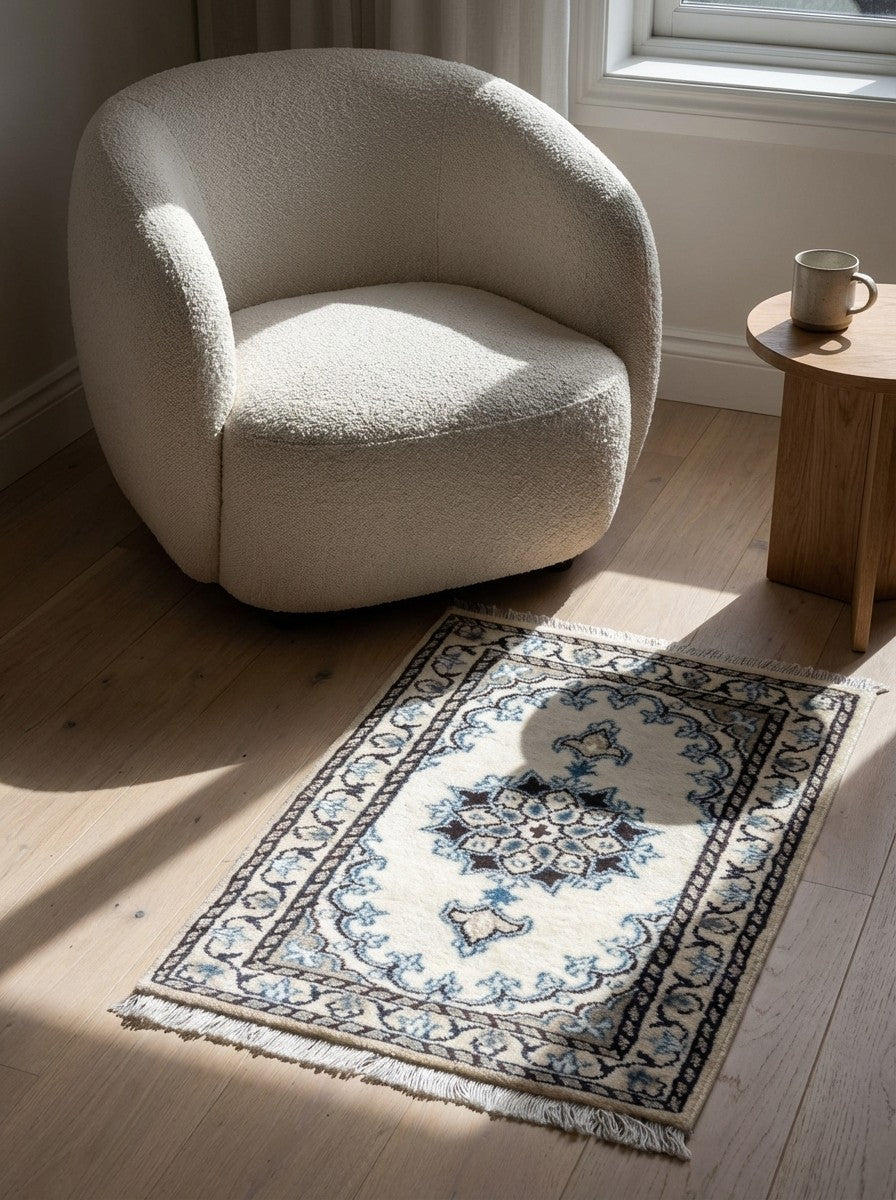Nain 12La — Hand-knotted, 39x64 cm, Beige, 100% Virgin Wool | Detail view