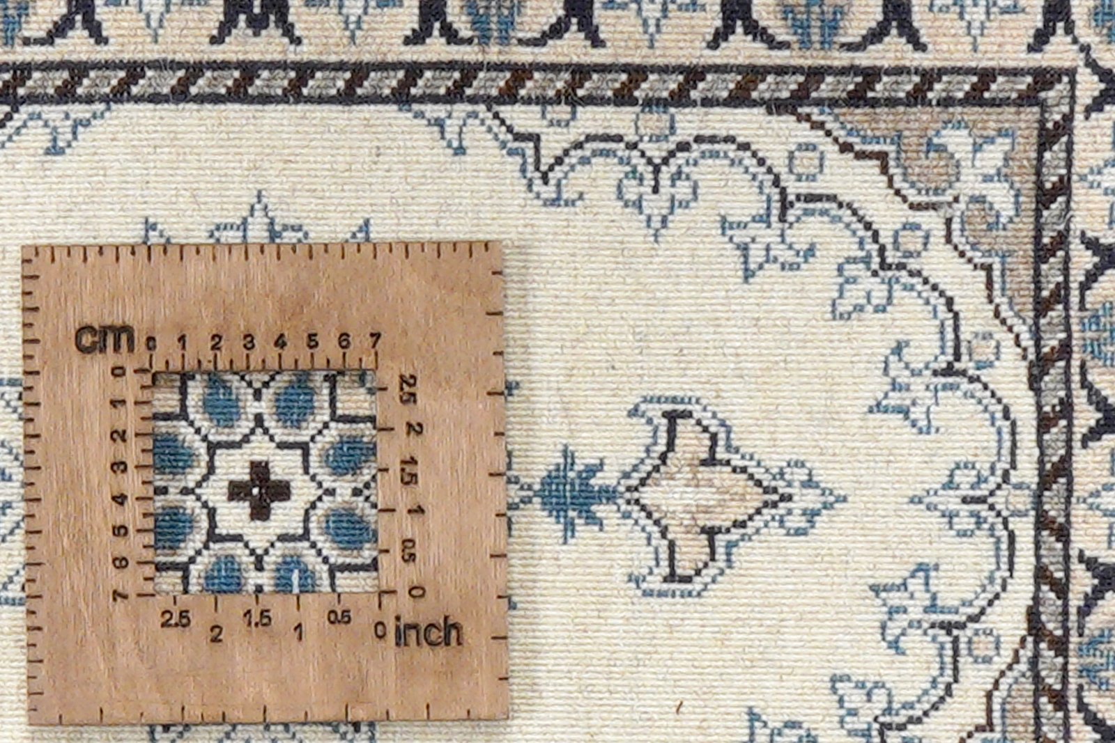 Nain 12La — Hand-knotted, 39x64 cm, Beige, 100% Virgin Wool | View 8