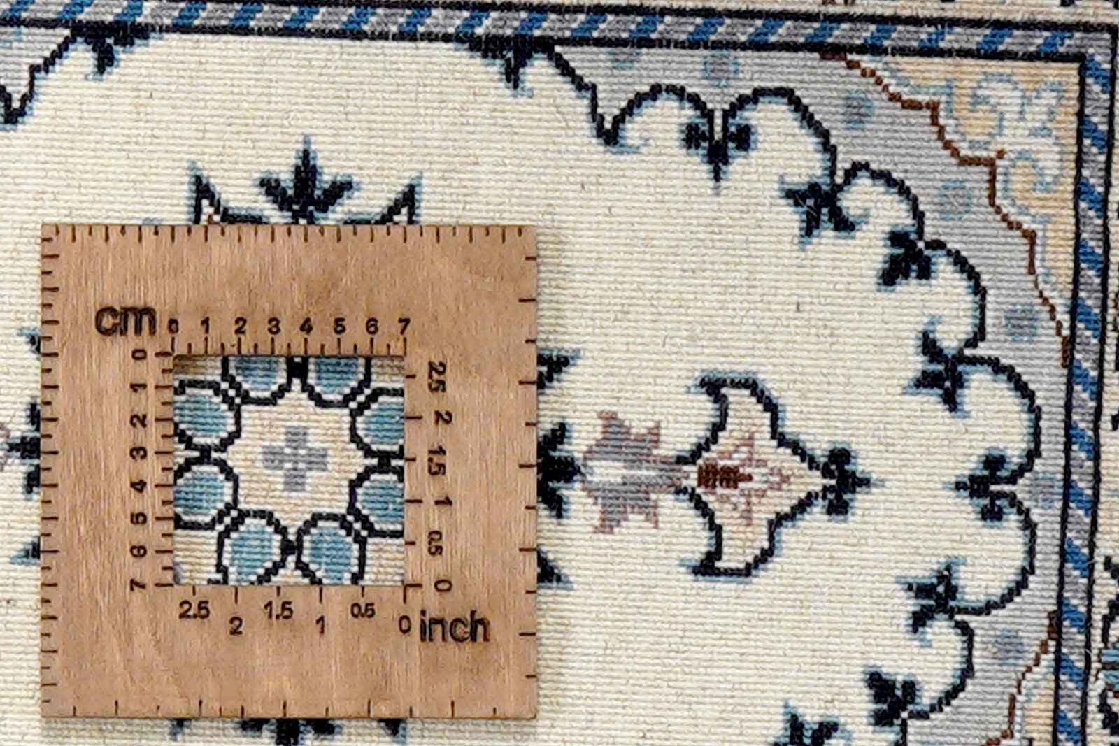 Nain 12La — Hand-knotted, 39x60 cm, Beige, 100% Virgin Wool | View 8