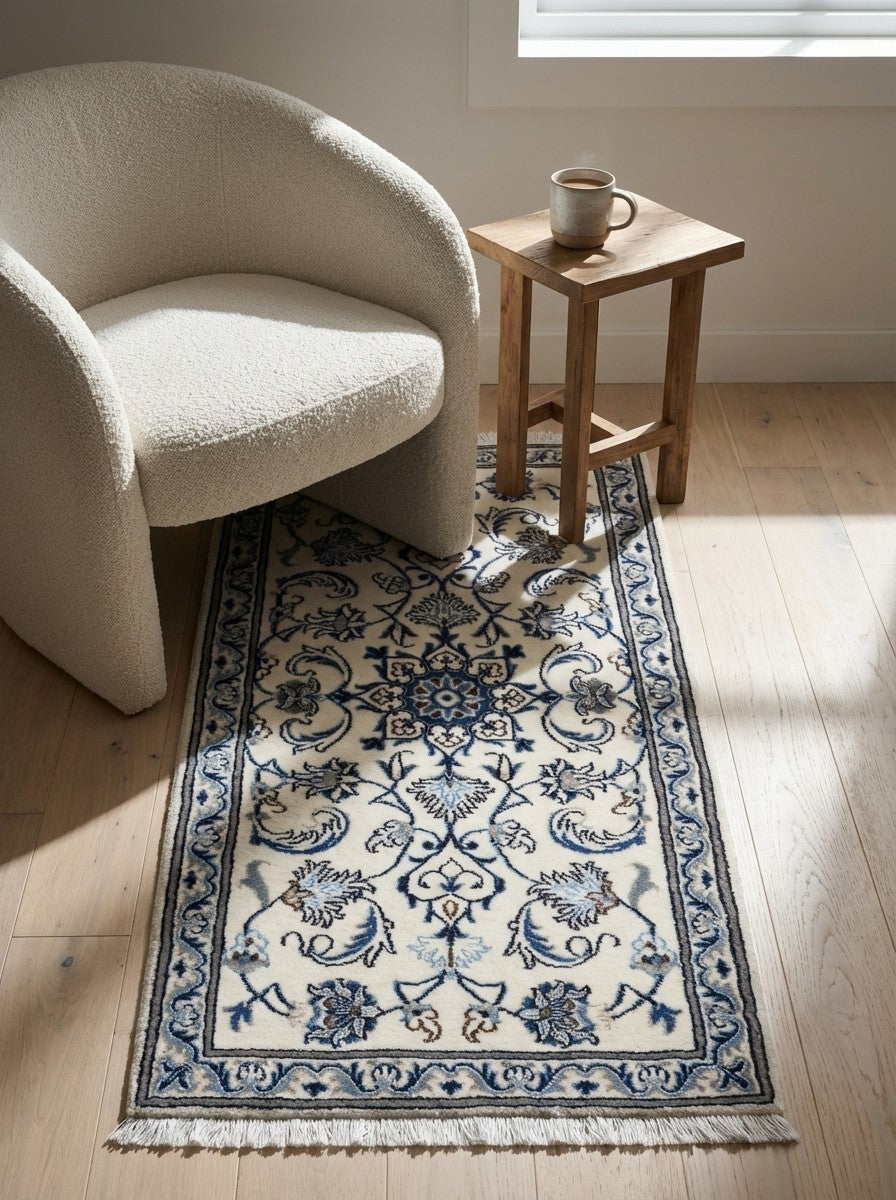 Nain 12La — Hand-knotted, 68x139 cm, Beige, 100% Virgin Wool | Detail view