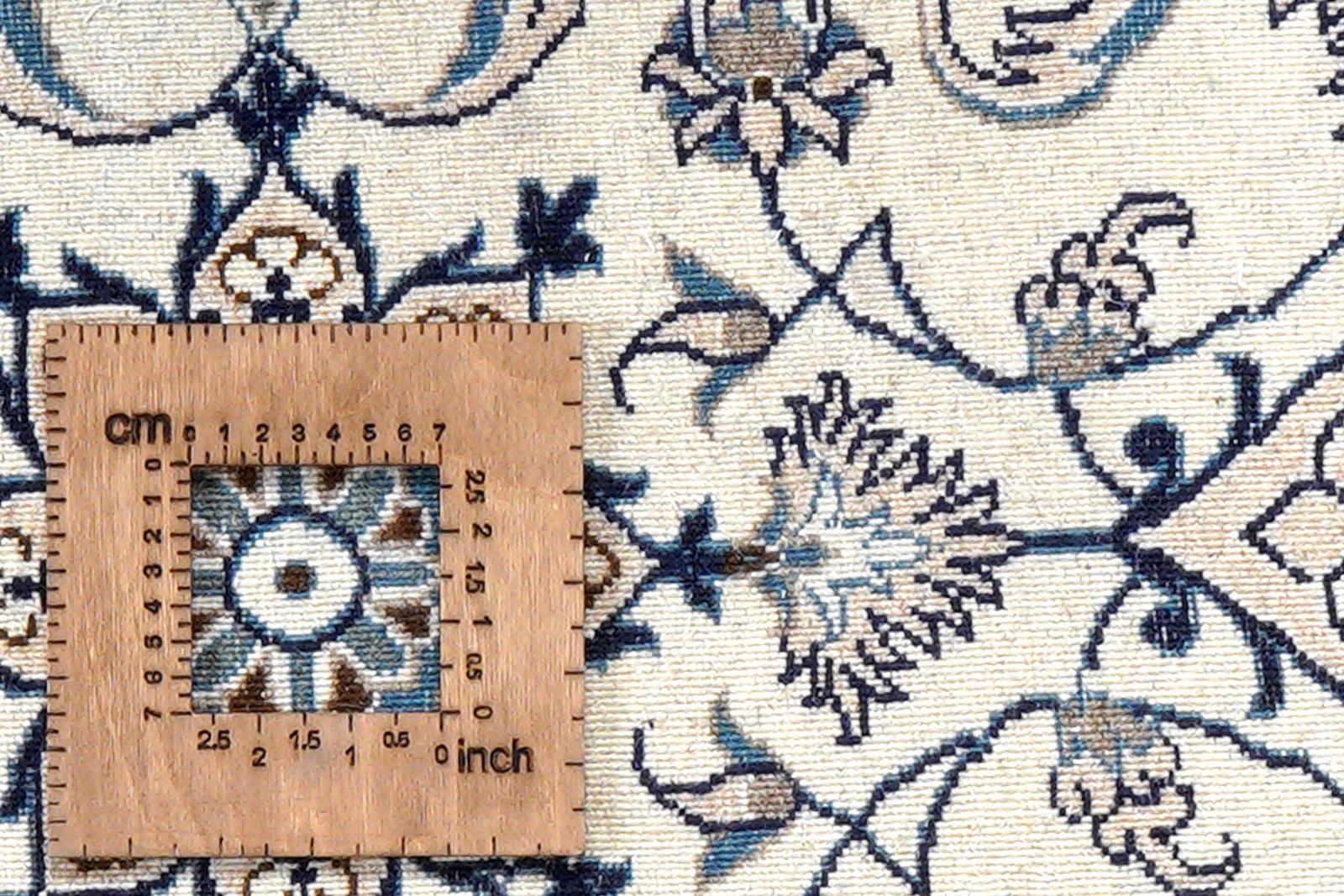Nain 12La — Hand-knotted, 70x131 cm, Beige, 100% Virgin Wool | View 8
