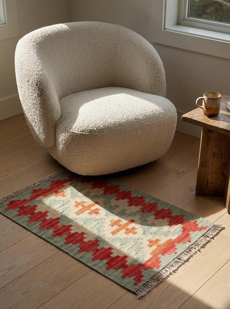 Kelim Gashgai — Handmade, 43x68 cm, Beige, 100% Virgin Wool | Detail view