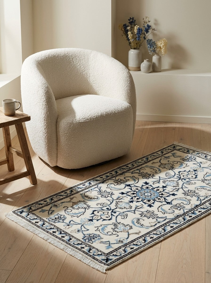 Nain 12La — Hand-knotted, 70x136 cm, Beige, 100% Virgin Wool | Detail view