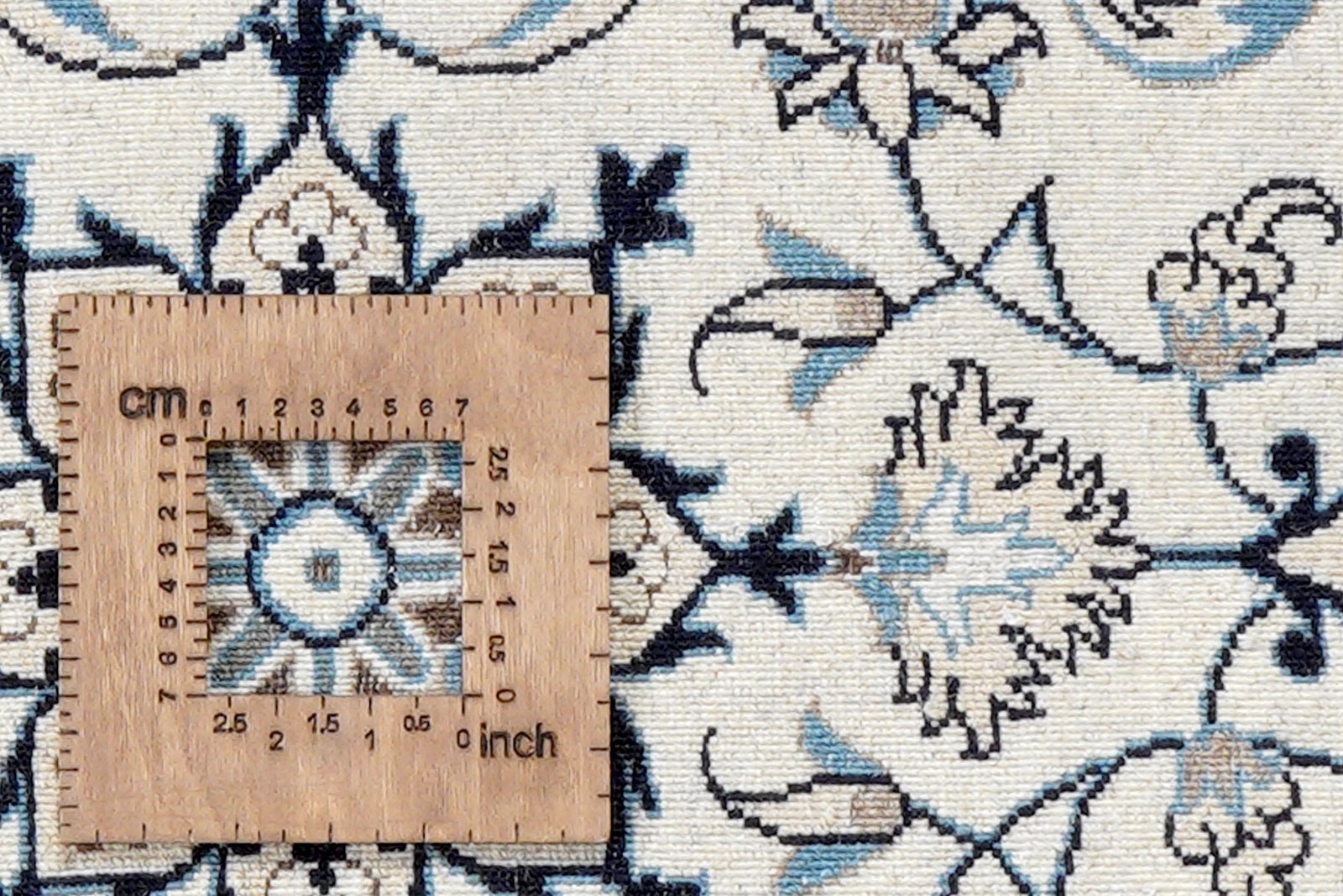 Nain 12La — Hand-knotted, 70x136 cm, Beige, 100% Virgin Wool | View 8
