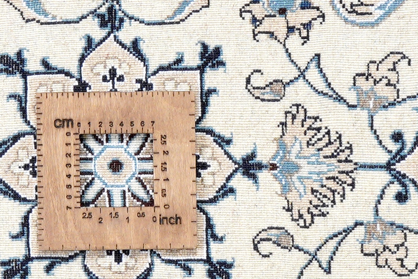 Nain 12La — Hand-knotted, 66x138 cm, Beige, 100% Virgin Wool | View 8