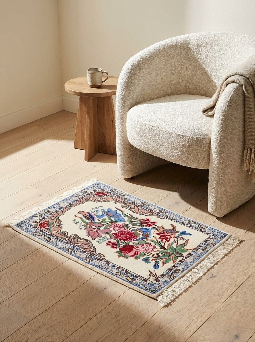 Isfahan — Hand-knotted, 39x51 cm, Beige, 100% Virgin Wool | Detail view