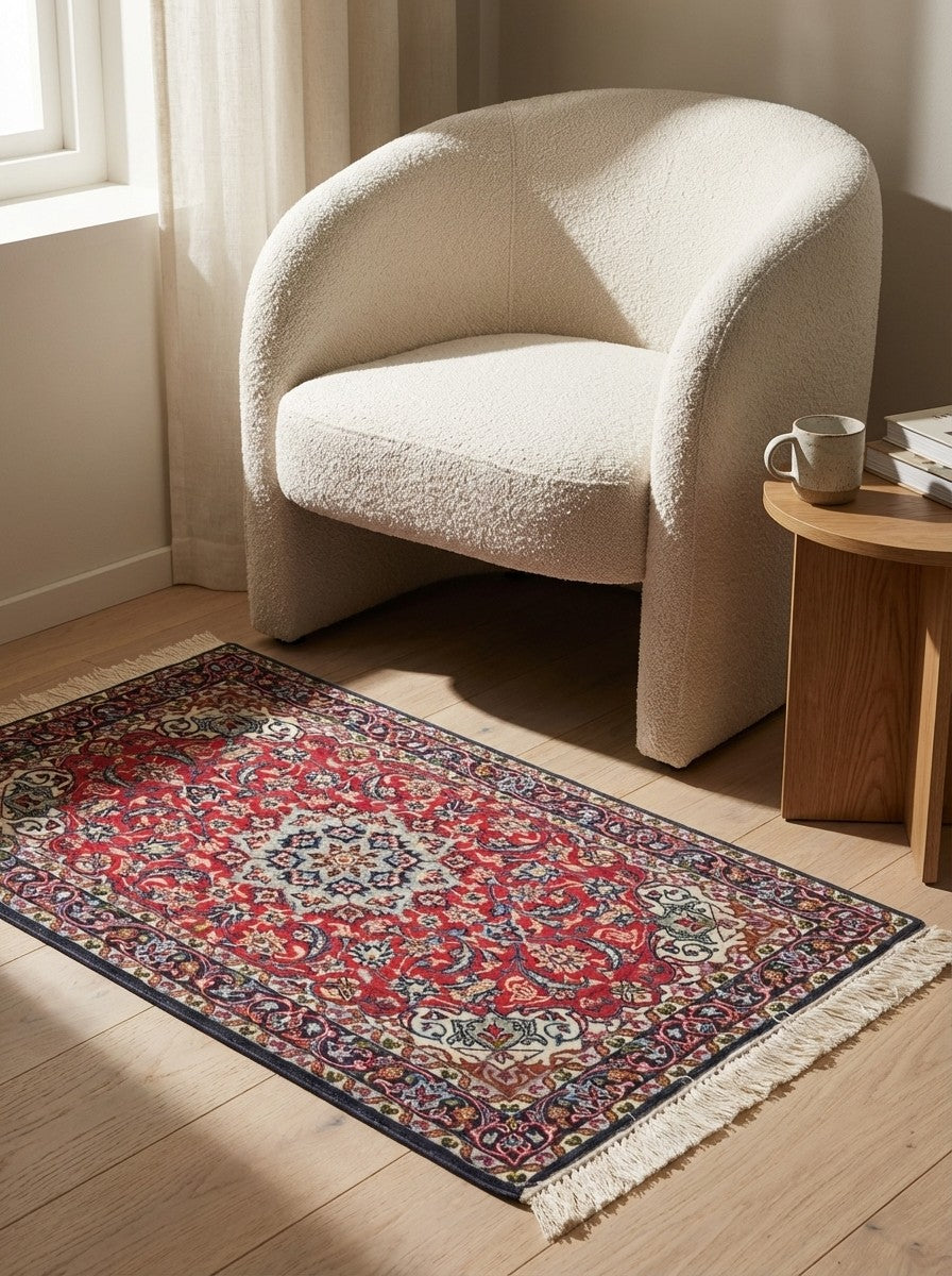 Isfahan — Hand-knotted, 70x114 cm, Red, 95% Schurwolle, 5% Seide | Detail view